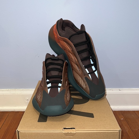 Yeezy Boost 700 v3 - Picture 1 of 6